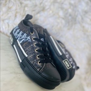 B23 LOWTOP BLACK AND WHITE DIOR SNEAKERS